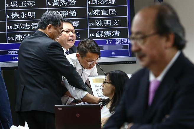 "時力立委"霸占主席臺憋尿12小時 網友:臺灣之"胱" "時力立委"霸占主席臺憋尿12小時 網友:臺灣之"胱"