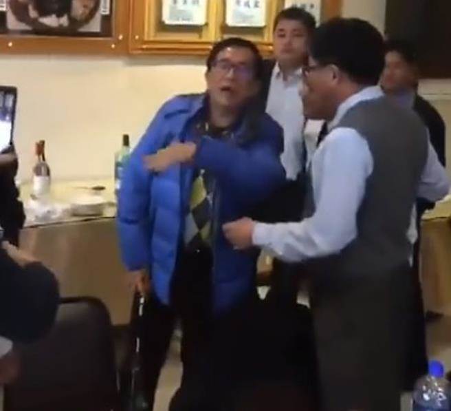 陳水扁聚會(huì)合影猛叮嚀:不要曝網(wǎng)! 網(wǎng)笑:不曝照片,曝影片 陳水扁聚會(huì)合影猛叮嚀:不要曝網(wǎng)! 網(wǎng)笑:不曝照片,曝影片