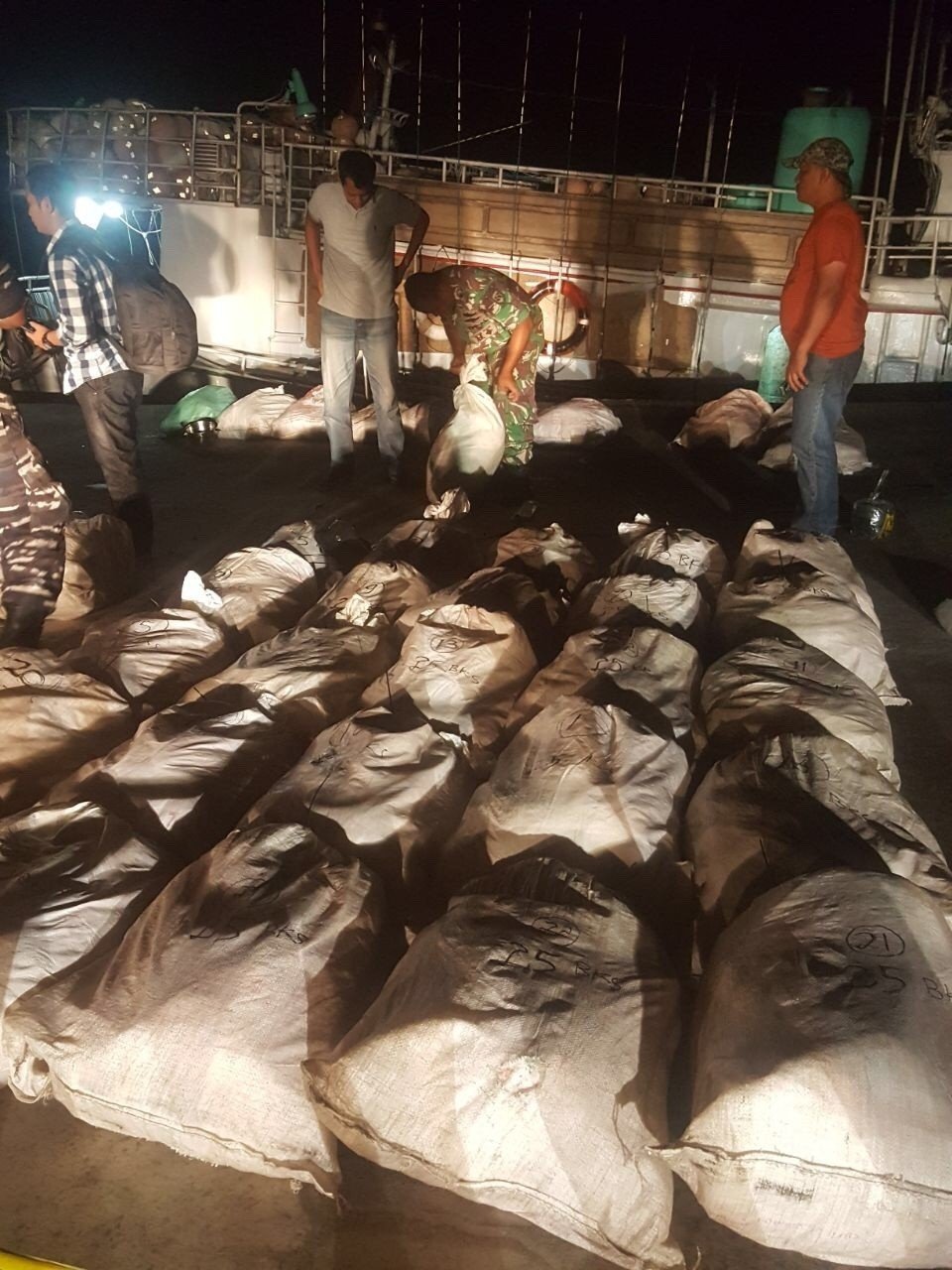 印度尼西亞警方及海軍從船艙內(nèi)取出大批飼料袋 印度尼西亞警方及海軍從船艙內(nèi)取出大批飼料袋