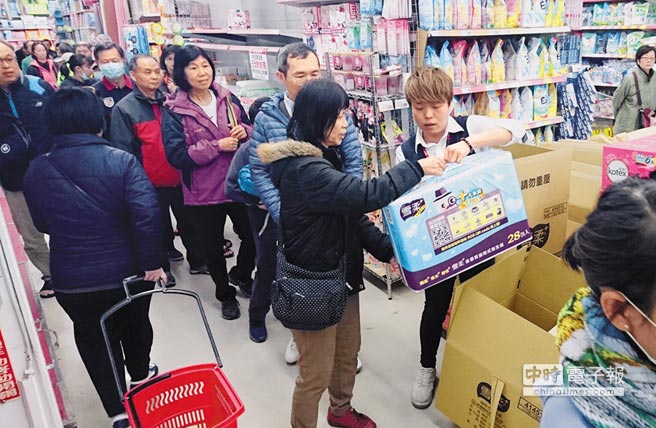 臺(tái)灣現(xiàn)衛(wèi)生紙搶購潮 民眾:好多人像喪尸一樣瘋狂 臺(tái)灣現(xiàn)衛(wèi)生紙搶購潮 民眾:好多人像喪尸一樣瘋狂