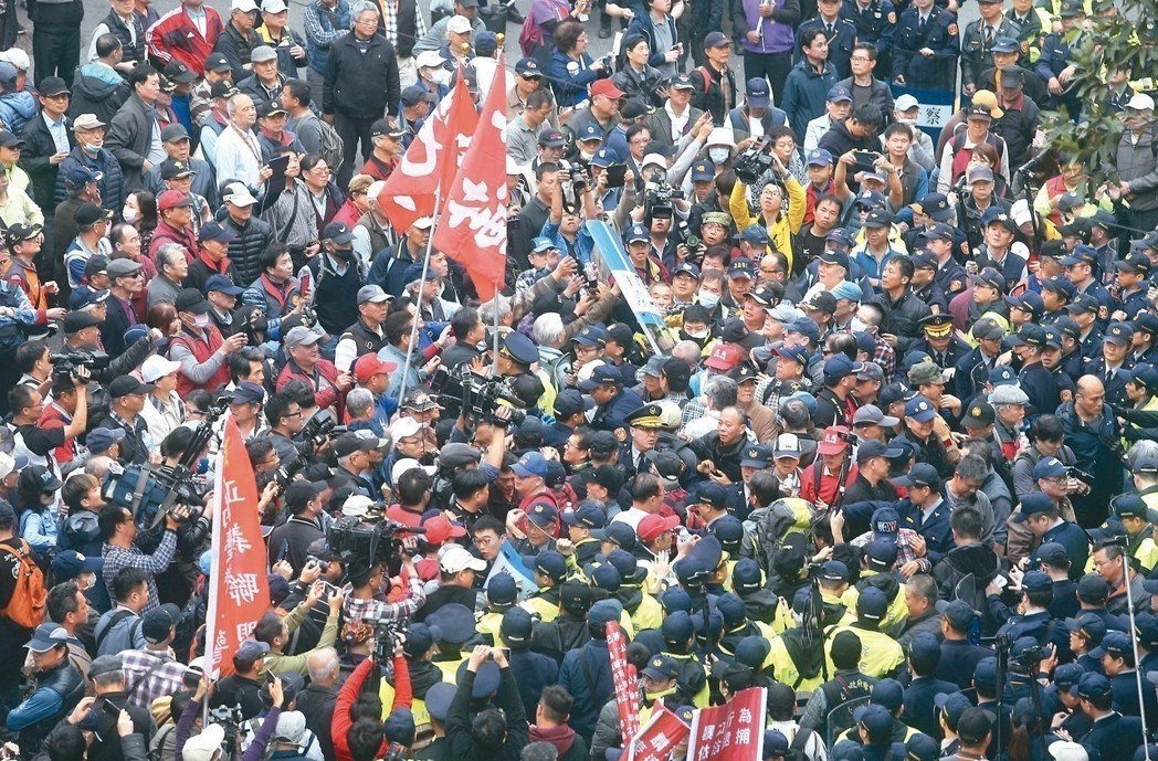 蔡英文昔稱逼民上街是執政黨最大暴力 侯漢廷:罪魁禍首 蔡英文昔稱逼民上街是執政黨最大暴力 侯漢廷:罪魁禍首