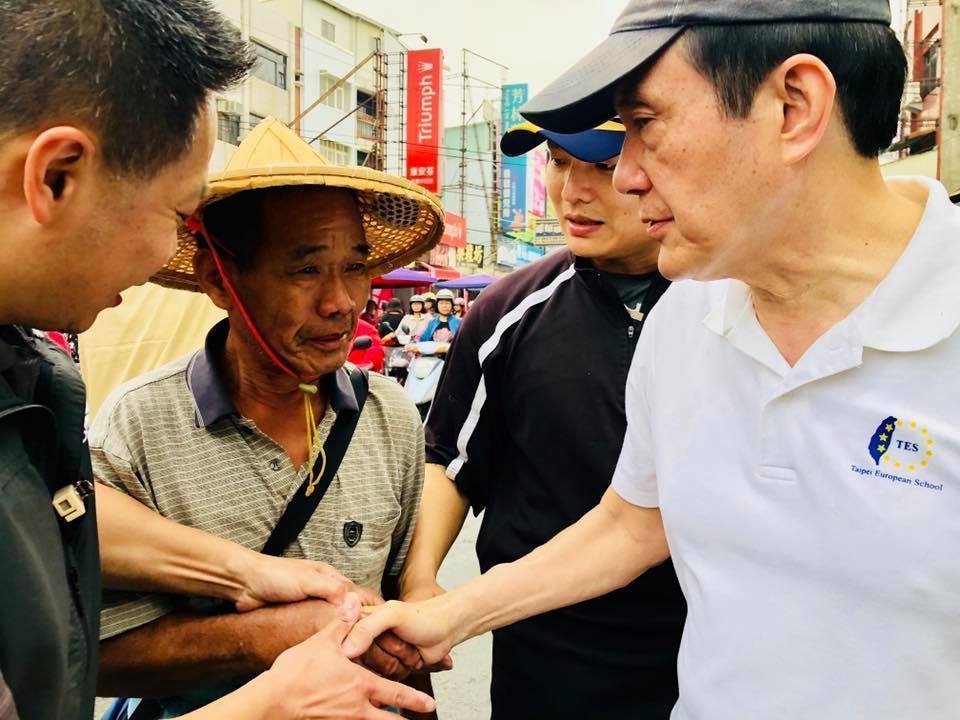 馬英九赴屏東探望龍應臺 當街幫忙叫賣水果引圍觀 馬英九赴屏東探望龍應臺 當街幫忙叫賣水果引圍觀
