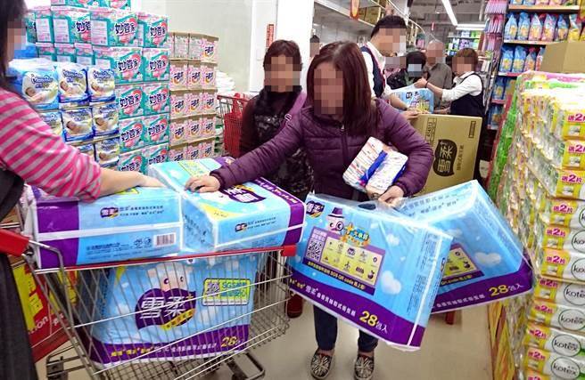 不當行銷掀衛生紙搶購亂象 臺灣大潤發遭罰350萬 不當行銷掀衛生紙搶購亂象 臺灣大潤發遭罰350萬