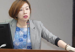 塑料吸管使用受限 綠民代秀“湯匙喝珍奶”遭批豬隊友