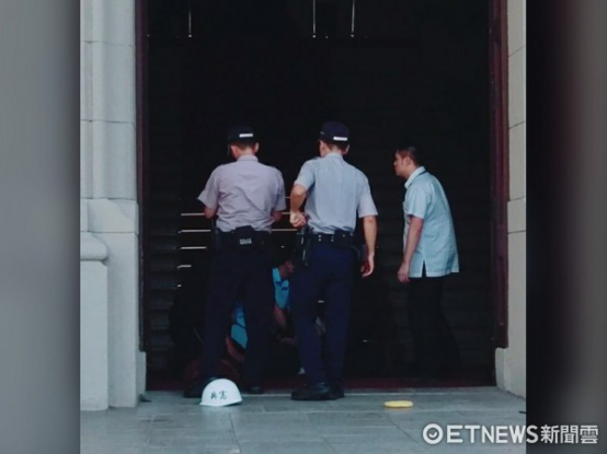 蔡英文“憲兵”遭砍傷 臺當(dāng)局維安猶如紙老虎? 蔡英文“憲兵”遭砍傷 臺當(dāng)局維安猶如紙老虎?