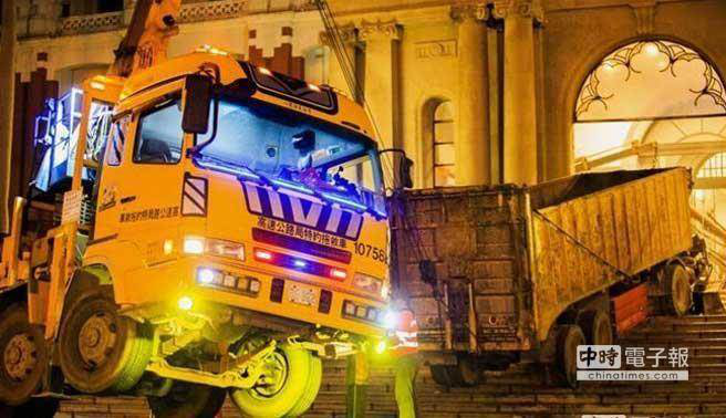 蔡英文“憲兵”遭砍傷 臺當(dāng)局維安猶如紙老虎? 蔡英文“憲兵”遭砍傷 臺當(dāng)局維安猶如紙老虎?