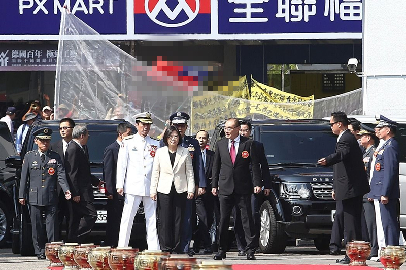 蔡英文“憲兵”遭砍傷 臺當(dāng)局維安猶如紙老虎? 蔡英文“憲兵”遭砍傷 臺當(dāng)局維安猶如紙老虎?