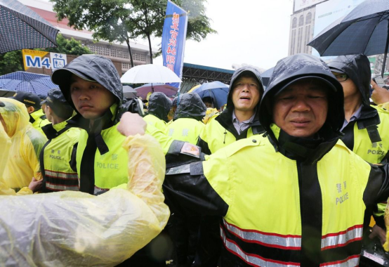 蔡英文“憲兵”遭砍傷 臺當(dāng)局維安猶如紙老虎? 蔡英文“憲兵”遭砍傷 臺當(dāng)局維安猶如紙老虎?