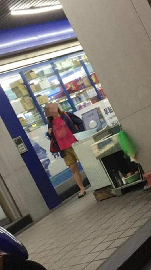 插隊大媽帶渣檳榔汁狂噴郵局ATM 插隊大媽帶渣檳榔汁狂噴郵局ATM