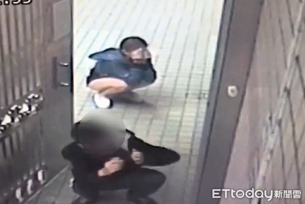 熱褲妹拿辣椒水勒索!噴歪射到男友臉上 2人蹲地抱頭噴淚 熱褲妹拿辣椒水勒索!噴歪射到男友臉上 2人蹲地抱頭噴淚