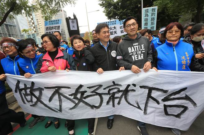 臺灣空污惡化蔡英文卻一意孤行 島內民眾高呼:做不好就下臺! 臺灣空污惡化蔡英文卻一意孤行 島內民眾高呼:做不好就下臺!