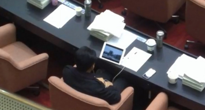 民進(jìn)黨民代被爆開會(huì)看電影強(qiáng)勢(shì)嗆聲:不想聽國民黨念經(jīng) 民進(jìn)黨民代被爆開會(huì)看電影強(qiáng)勢(shì)嗆聲:不想聽國民黨念經(jīng)