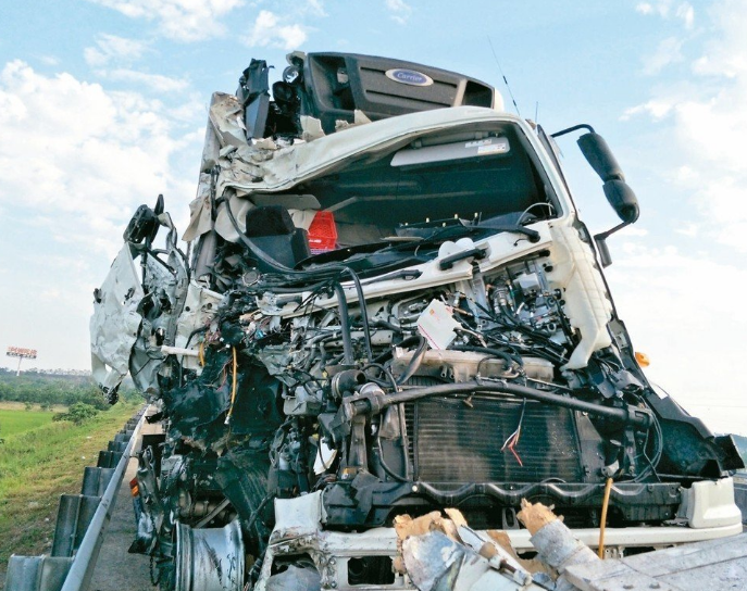 一起交通事故看清蔡當局:幫不了血汗勞工 保不了賣命警察 一起交通事故看清蔡當局:幫不了血汗勞工 保不了賣命警察