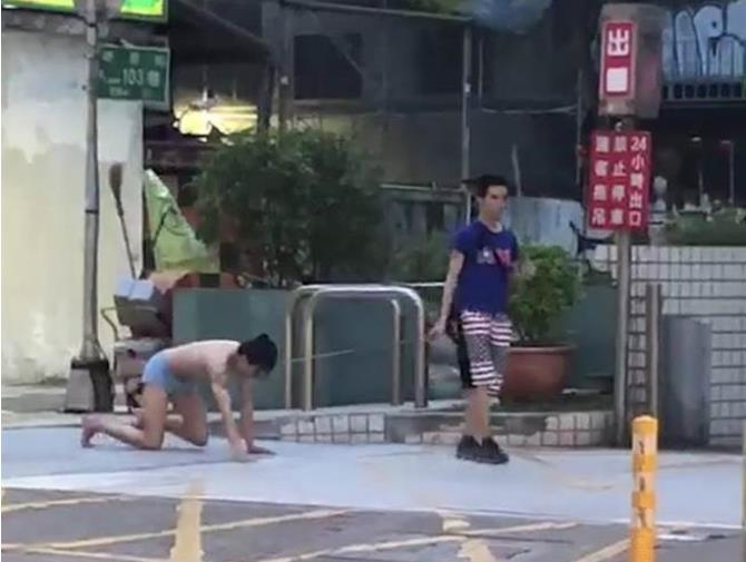 臺北西門町現半裸男被栓狗鏈學狗爬 臺北西門町現半裸男被栓狗鏈學狗爬