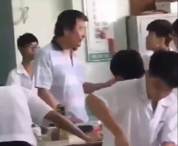 師道蕩然無存!臺南老師在課堂上被學(xué)生追打 師道蕩然無存!臺南老師在課堂上被學(xué)生追打