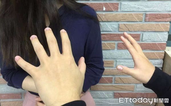 少女被父親襲胸!媽媽竟旁邊勸:你就讓他摸嘛 少女被父親襲胸!媽媽竟旁邊勸:你就讓他摸嘛