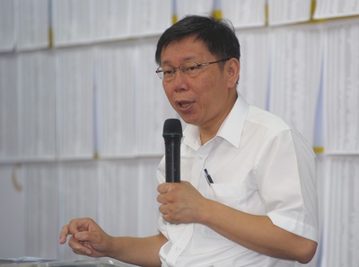 柯文哲提出漂亮的口號要把“市長的權力還給市民”,然而在很難有配套措施及與現行制度運行有許多重疊情況下,終究只是空話一句 柯文哲提出漂亮的口號要把“市長的權力還給市民”,然而在很難有配套措施及與現行制度運行有許多重疊情況下,終究只是空話一句