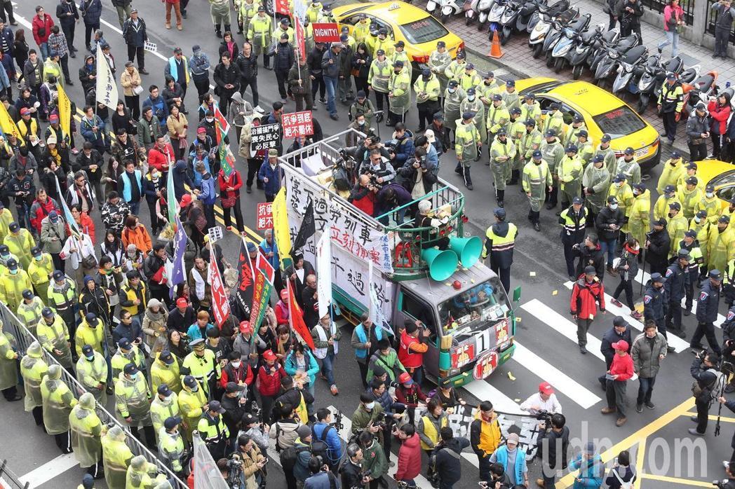 關心勞工?深感心痛?蔡英文被自己選前言論打腫臉 關心勞工?深感心痛?蔡英文被自己選前言論打腫臉