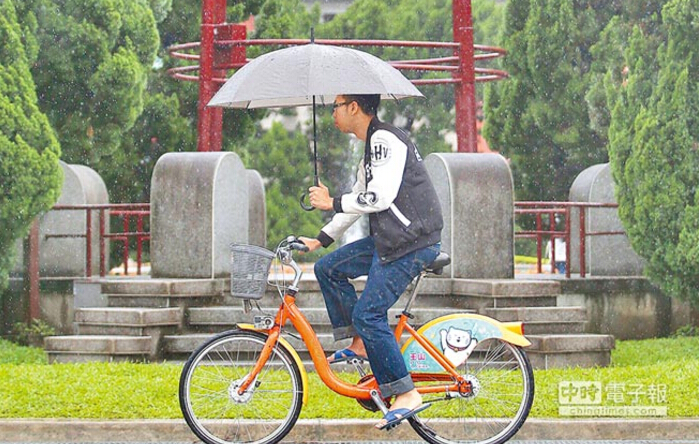 臺大新校長遭綠營阻撓難上任 臺大師生上街給蔡"拜年" 臺大新校長遭綠營阻撓難上任 臺大師生上街給蔡"拜年"