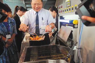 臺“中研院”將技術轉用民生領域,利用炸油鍋的熱能發電,可以提供攤位所需風扇、電燈的電力,不必另行充電,還可降低油鍋散熱,每套成本只要新臺幣1萬元出頭。 圖片來源:臺灣《聯合報》