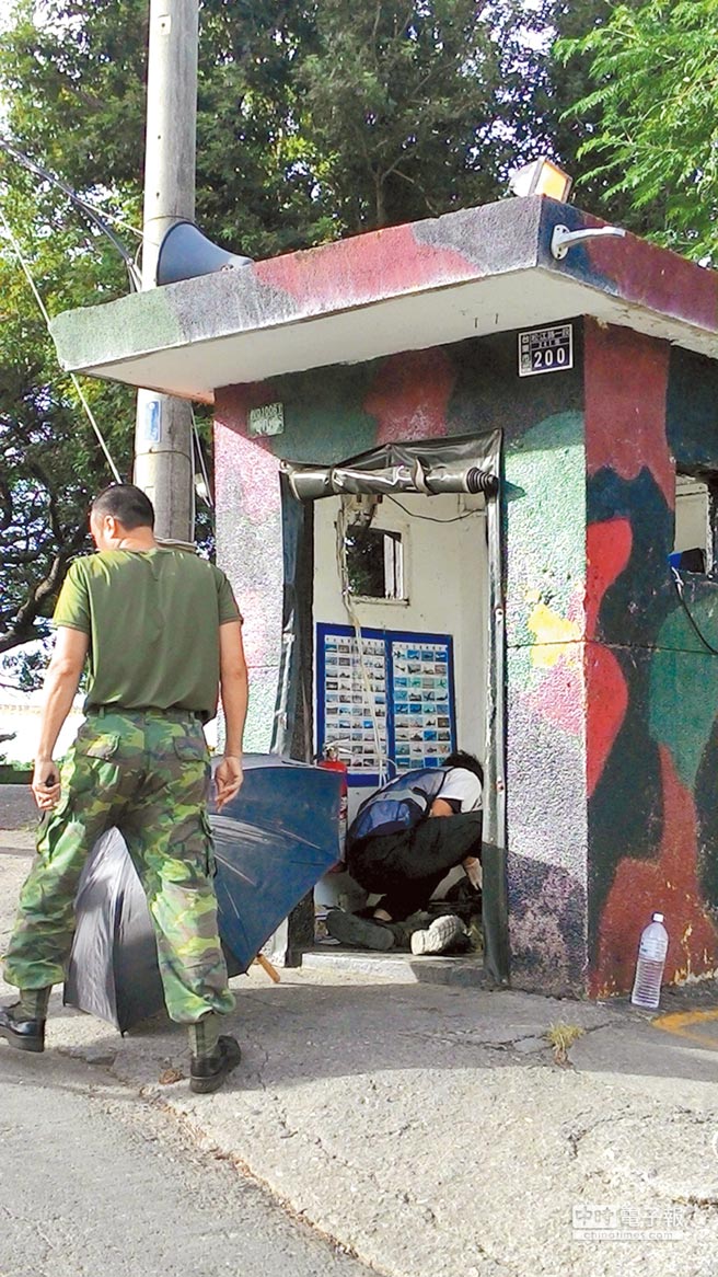 時政 臺灣 臺灣海軍連續兩天發生士兵自殺事件,臺東的劉姓自愿役下士疑似舉槍自盡。 時政 臺灣 臺灣海軍連續兩天發生士兵自殺事件,臺東的劉姓自愿役下士疑似舉槍自盡。