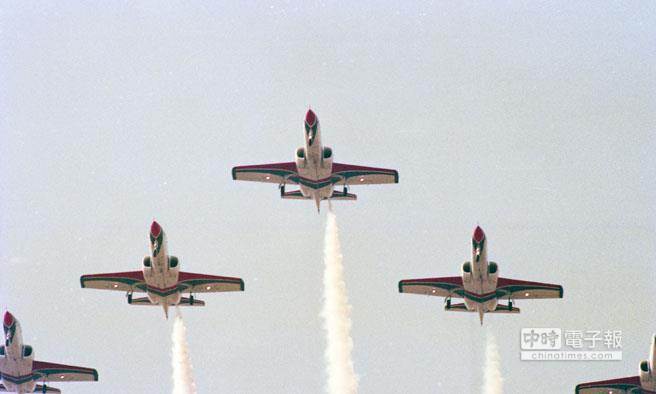 臺軍2架AT-3教練機擦撞1機墜毀 一中校身亡 臺軍2架AT-3教練機擦撞1機墜毀 一中校身亡