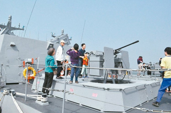 臺灣海軍敦睦艦抵臺南 參觀民眾擠爆(圖) 臺灣海軍敦睦艦抵臺南 參觀民眾擠爆(圖)