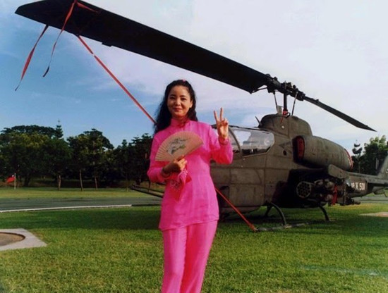 揭秘與臺軍機合照的女星:軍事重地挑戰禁忌(圖)