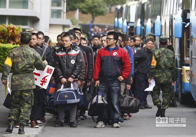 “全募兵制”確定二度跳票。臺灣防務部門表示明年將續征1993年次以前部分役男入營服役,影響人數約2.31萬。(中時電子報 黃國峰攝) “全募兵制”確定二度跳票。臺灣防務部門表示明年將續征1993年次以前部分役男入營服役,影響人數約2.31萬。(中時電子報 黃國峰攝)