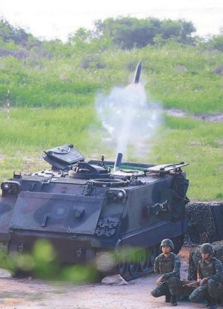 臺軍金門拂曉重炮操演女炮長成“嬌點”(圖)