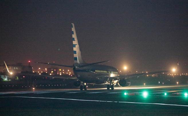 馬英九清晨出發前往太平島訪視 慰問駐島人員 馬英九清晨出發前往太平島訪視 慰問駐島人員