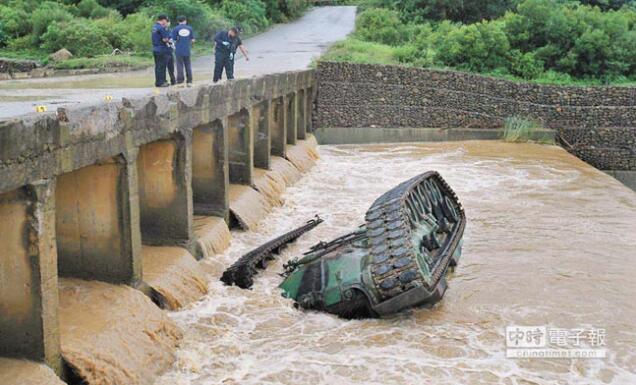 臺灣退役中將批臺軍裝備陳舊,拼裝戰(zhàn)車豈能不出包?(圖片來源:臺灣《中時電子報》) 臺灣退役中將批臺軍裝備陳舊,拼裝戰(zhàn)車豈能不出包?(圖片來源:臺灣《中時電子報》)