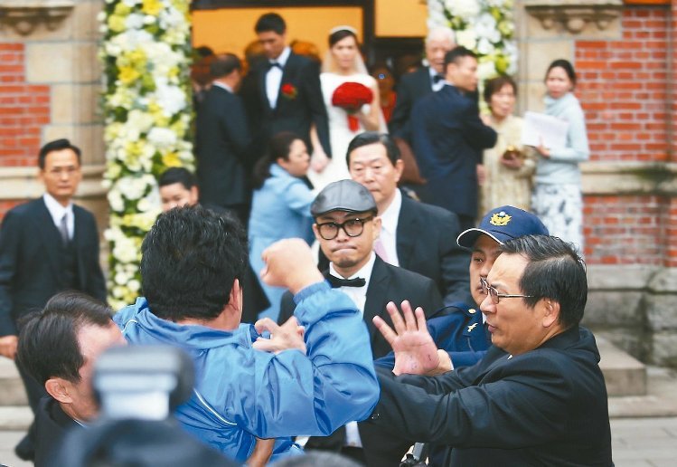 李登輝孫女出嫁現場遭臺海軍退伍軍人鬧場 李登輝孫女出嫁現場遭臺海軍退伍軍人鬧場