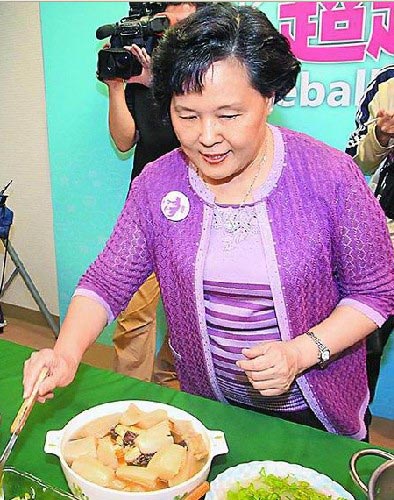 詹秀齡將蘇貞昌掃街時獲贈的蘿卜作成各式料理,慰勞助選人員