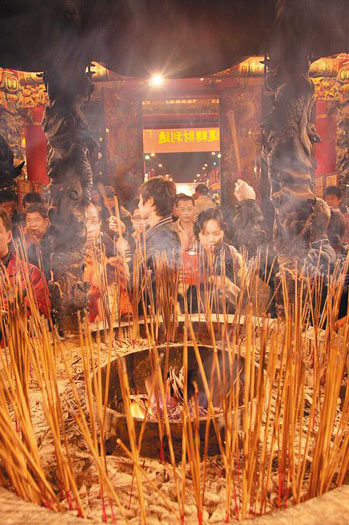 信眾深信藉由點燃清香后所產生的裊裊升煙,可以達到與神明溝通的目的