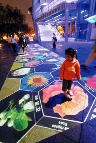 花博四展區,連接美術、圓山兩區陸橋下廣場的互動光雕包括“花語寄情”、“蓮池魚蹤”等和民眾互動的花卉,讓民眾流連往返。圖片來源:臺灣《聯合報》