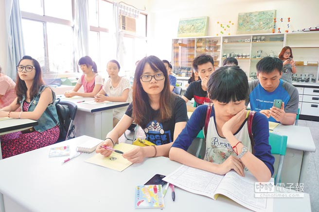 藍批綠“逢中必反”致臺高校招生不足問題難解 藍批綠“逢中必反”致臺高校招生不足問題難解