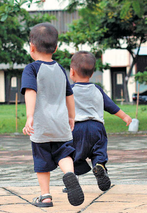 4歲的“文誠”和2 歲的“明楷”是一對棄兒兄弟,因為父親不愿出面處理出養手續,至今無法找到收養家庭,幸福被耽誤。圖片來源:臺灣《聯合晚報》