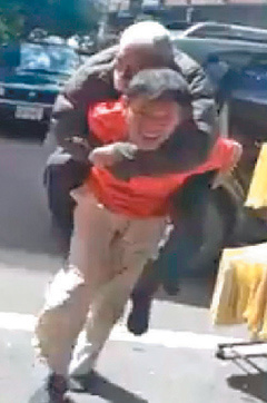 臺孝子背103歲老父理發感動網友:做爸爸的雙腳