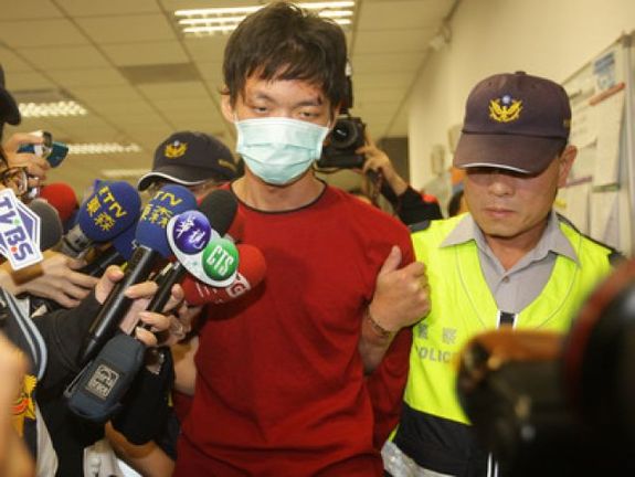 捷運喋血 嫌犯鄭捷移送分局(2) 臺北捷運發生砍人喋血事件,嫌犯鄭捷(前左)22日凌晨從板橋江翠派出所移送海山分局。中央社記者謝佳璋攝 103年5月22日