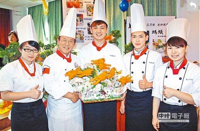 “飛龍上桌”臺灣學生制作創意美食(圖)