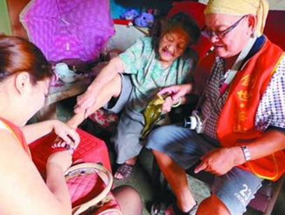 臺(tái)灣7旬志工幫忙剪腳指甲9旬老婦感動(dòng)落淚(圖)