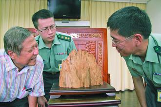 男子偶得“天雕”漂流木渾然天成似山水畫(圖)