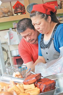把客人當家人臺南一小吃攤老板25年不漲價 把客人當家人臺南一小吃攤老板25年不漲價