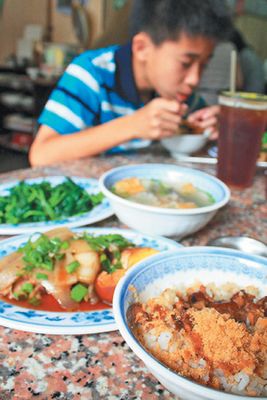 把客人當家人 臺南一小吃攤老板25年不漲價 把客人當家人 臺南一小吃攤老板25年不漲價