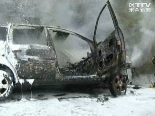 男子尿急下車未拉手剎車子直沖山壁起火 男子尿急下車未拉手剎車子直沖山壁起火