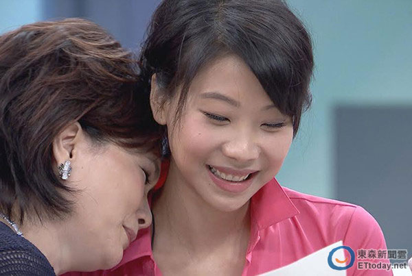 胡婷婷讀爸爸胡志強的親筆信忍不住淚崩 胡婷婷讀爸爸胡志強的親筆信忍不住淚崩