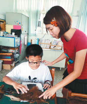 臺灣老師教學生廢物利用蒲葵制迷你蓑衣(圖)