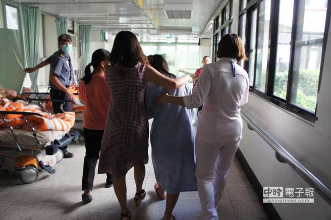 脖子被噴到不明液體的女學生,媽媽保護她到病床