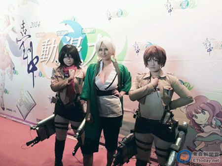 臺灣性感女模參加動漫展警察手持黑布一路擋(圖)